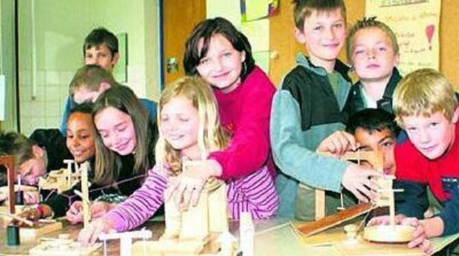 Jede Menge Modelle haben die Hofschul-Kinder gebastelt. Dafür gab's Lob von der Oberbürgermeisterin. 
GEA-FOTO: DÖRR