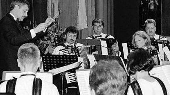 Bei seinem Jubiläumskonzert vom Publikum gefeiert: das Orchester des Reutlinger Hohner-Handharmonika- und Akkordeon-Clubs. 
FOTO: STRÖHLE