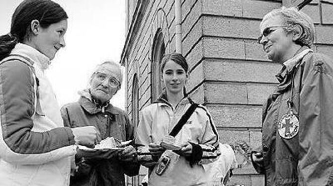 Safete Beqiri (links) und Julia Gutmann (2. von rechts) aus Pfäffingen wollen die Bahnhofsmission kennenlernen. Hanne Metzler (2. von links) und Gertrud Yokai (rechts) können aus ihrer reichen Erfahrung schöpfen. 
FOTO: RAW