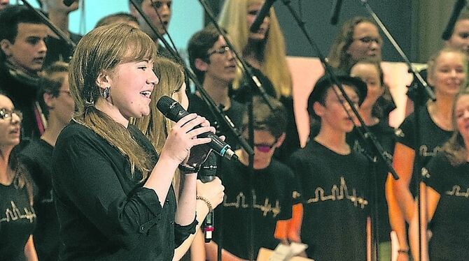 Teenager singen – und begeistern bei der Ten-Sing-Show in der Kreuzkirche einmal mehr ihr Publikum. FOTO: ZAWADIL