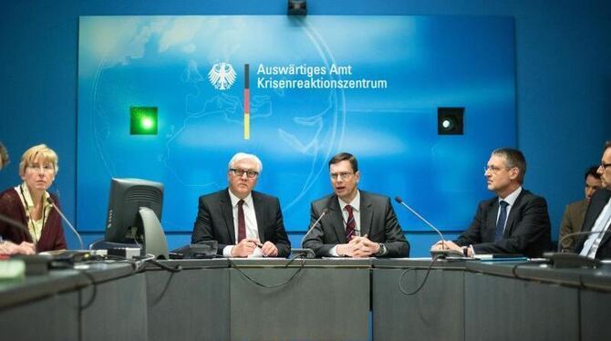 Bundesaußenminister Frank-Walter Steinmeier informiert sich im Krisenreaktionszentrum des Auswärtigen Amts Foto: Bernd von Ju