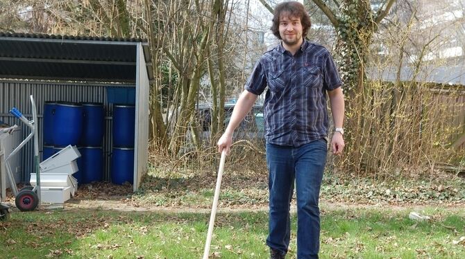 Der Hohenheimer Student Markus Drehmann demonstriert das Zeckenfangen. Dafür zieht er eine weiße Baumwoll-Flagge über den Rasen