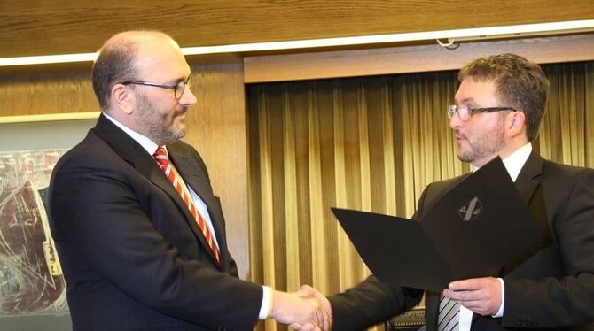 Für besondere Verdienste im Amt als Gemeinderat: Der Mössinger OB Michael Bulander zeichnet Marc Eisold mit der Bürgermedaille d