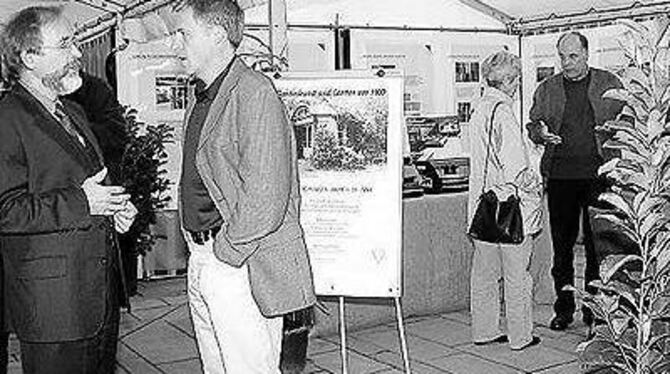 Für Grünes in seiner Stadt ist Bürgermeister Rudolf Heß (links, mit Karl-Jürgen Oehrle) jederzeit zu haben. 
FOTO: KABLAOUI