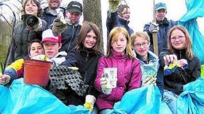 Müllsammler im Dienst der guten Sache: Pfarrer Ekkehard Roßbach mit Konfirmanden beim Markungsputz in Trochtelfingen. 
GEA-FOTO: BRÄU