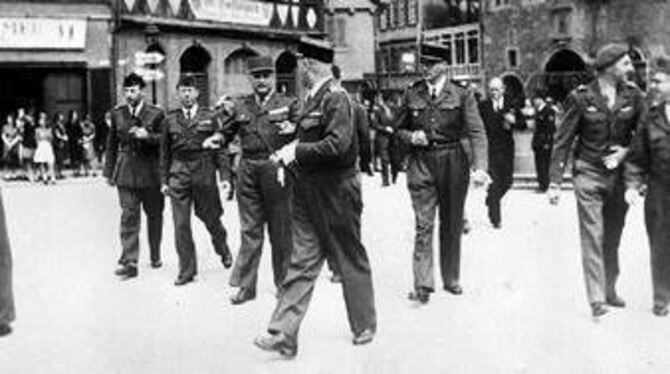 Am 20. April 1945 marschierten die Franzosen in Reutlingen ein. Das Foto entstand wenig später auf dem Marktplatz beim Besuch eines hohen französischen Offiziers.
FOTO: STADTARCHIV