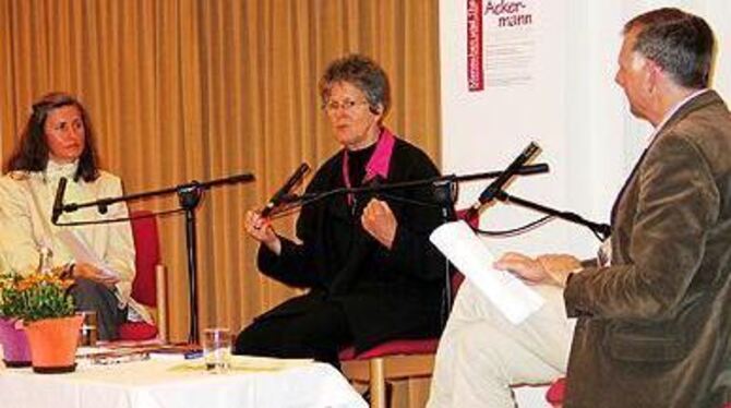 Dr. Lea Ackermann (Mitte) stellte sich im Spitalhofsaal den Fragen von Petra Zellhuber-Vogel und Lothar Schubert.
FOTO: STRÖHLE