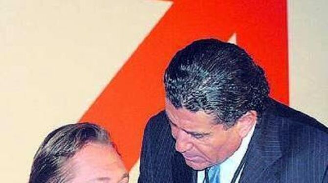 Der Pro-Sieben-Sat.1-Besitzer, der US-Milliardär Haim Saban (rechts), spricht mit Springer-Vorstandschef Mathias Döpfner. 
FOTO: DPA