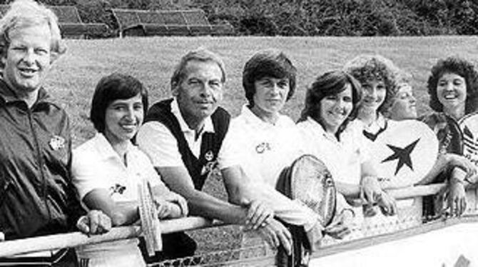 Ernst-Joachim Beck (links) mit Deutschlands besten Tennis-Damen und ihrem Trainer Arthur Leibbrand im Jahr 1982. 
GEA-ARCHIVFOTO