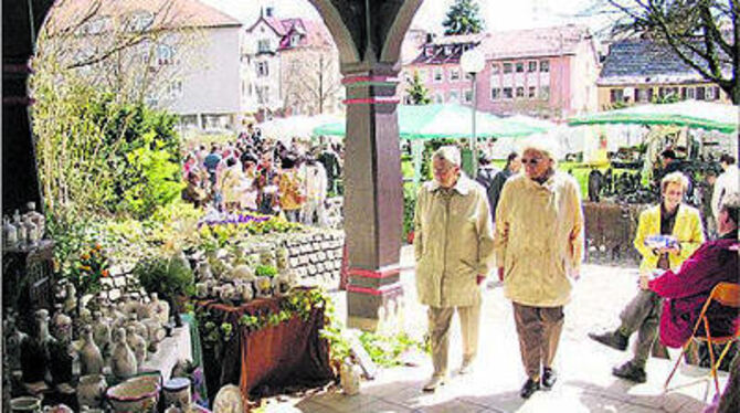 Lauter schöne Dinge und Pflanzen: Der Platz vor dem Münsinger Rathaus wurde zum Gartenparadies.  
GEA-FOTOS: OEL