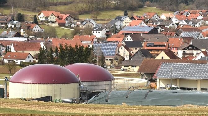 Halb Ehestetten möchte Manfred Kloker mit Wärme aus seiner Biogasanlage versorgen. Die Leitungen dafür kommen in den Gehweg. Str