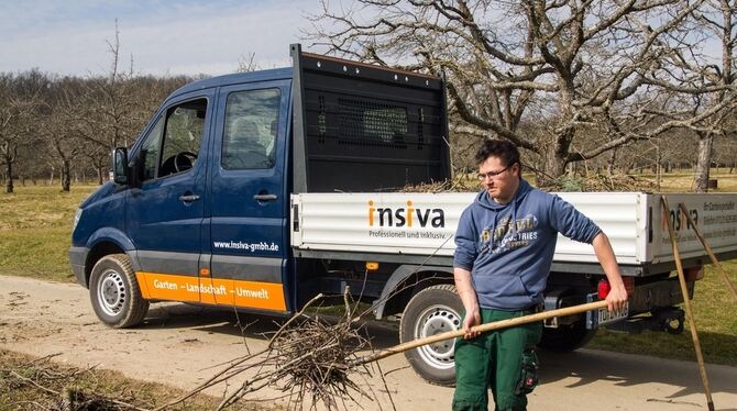 Im Dienst der Streuobst-Pflege: Insiva-Mitarbeiter Jean-Pierre Kißling. FOTO: PR