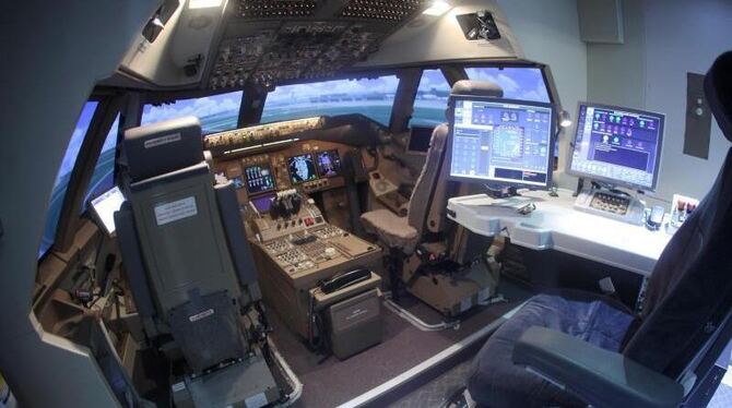 Das Cockpit einer Boeing 747-8 im Lufthansa-Flugsimulator: Piloten trainieren den Ernstfall regelmäßig. Foto: Fredrik von Eri