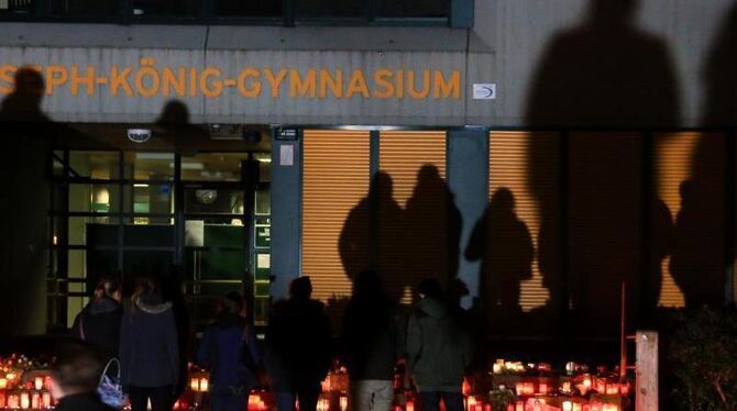 Haltern unter Schock: Menschen trauern vor dem Joseph-König-Gymnasium in Haltern. Foto: Marcel Kusch