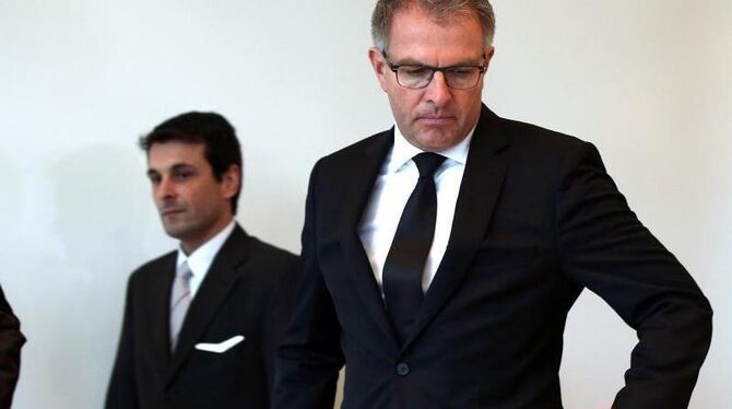 Lufthansa-Chef Carsten Spohr (r.) und Germanwings-Chefpilot Stefan-Kenan Scheib bei der Pressekonferenz zum Absturz. Foto: Ol