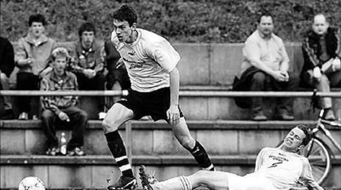 Alexander Neagos, der hier Irfan Demiraj enteilt, markierte beide Treffer beim 2:0-Sieg des TBK in Dettingen. 
FOTO: LANGER