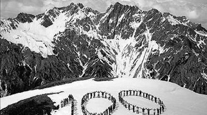 100 Jahre DAV-Sektion Reutlingen: 100 Skialpinisten symbolisieren das Jubiläum im Hochgebirge. 
FOTO: DAV