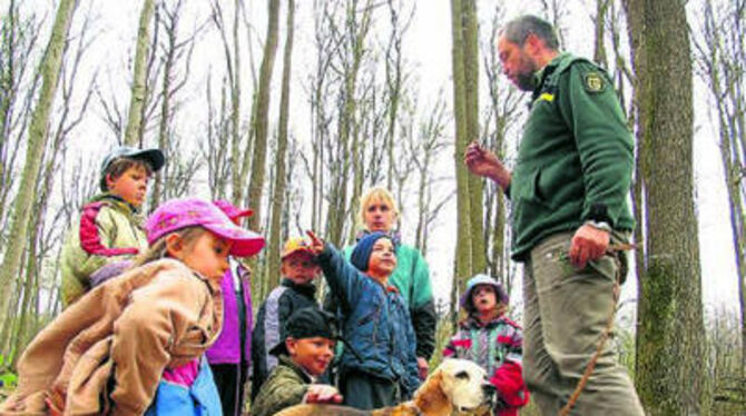 Mit Jagdhund Biene, aber ohne Gewehr besuchte Förster Thomas Vorwerk die Pliezhäuser Kinder in ihrer Waldwoche.
FOTO: ANSTÄDT