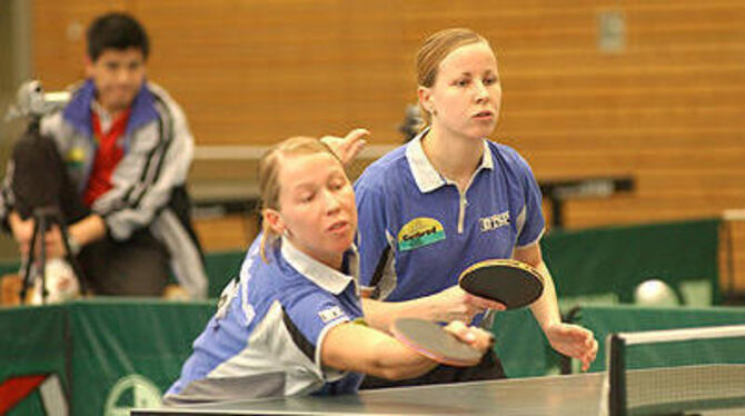 Letzter Auftritt im Betzinger Trikot: Meike und Gaby Rohr wollen nochmals alles geben.
FOTO: NIETHAMMER