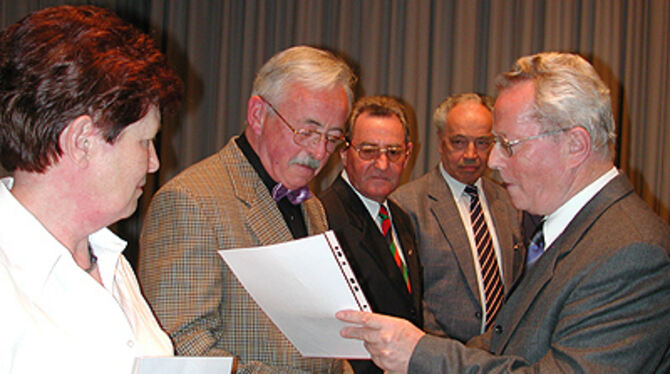 Ehrung verdienter Sänger (von links): Ursula Pfleiderer, Willi Kuhn, Rolf Walker und Werner Scheu, ausgezeichnet von Uhlandgau-Vizepräsident Michael Ott.
FOTO: SKN