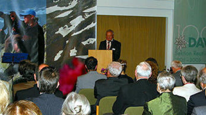 100 Jahre Alpenverein, Sektion Reutlingen: Vorsitzender Helmut Kober bei seiner Ansprache vor der Festversammlung im Spitalhof.
FOTO: ANSTÄDT