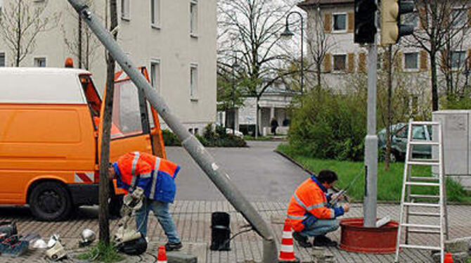 Ampelschaden: Mitarbeiter der Technischen Betriebsdienste räumen auf.
GEA-FOTO: MEYER