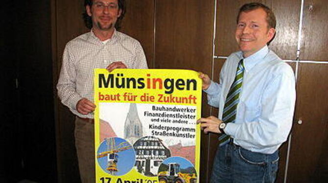 Thomas Gut von »Pro Münsingen« sowie Bürgermeister Mike Münzing (rechts) sind von einer guten Zukunft der Stadt Münsingen überzeugt.
GEA-FOTO: OELKUCH