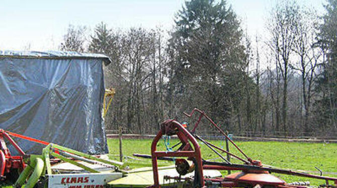 Wohin mit Mähmaschine, Heuwender, Ladewagen? Schon heute haben viele Kleinbauern im Wiesaztal Probleme, ihre Geräte unterzubringen. Eine Gemeinschaftsschuppenanlage auf dieser Wiese soll Abhilfe schaffen.
GEA-FOTO: ARCHIV