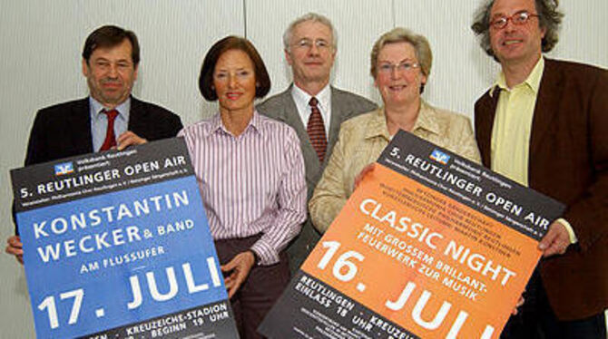 Förderer und Verantwortliche des Open-Air (von links): Johannes Rizzi (Südwestmetall), Sibylle Weitmann (Betzinger Sängerschaft), Hermann Schmauder (Volksbank Reutlingen), Margret Reber und Martin Künstner (Philharmonia-Chor Reutlingen).
FOTO: NIETHAMMER