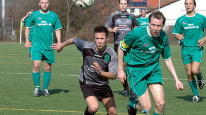 Den Ball fest im Visier: Sondelfingens Dennis Baumann (links) und Hülbens Jochen Leist.
GEA-FOTO: PACHER