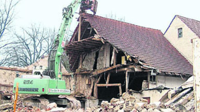 Abriss für den neuen Friedhofsteil in Münsingen. Zuvor muss der Bagger das Gelände aber noch aufschütten.
 GEA-FOTO: JSG