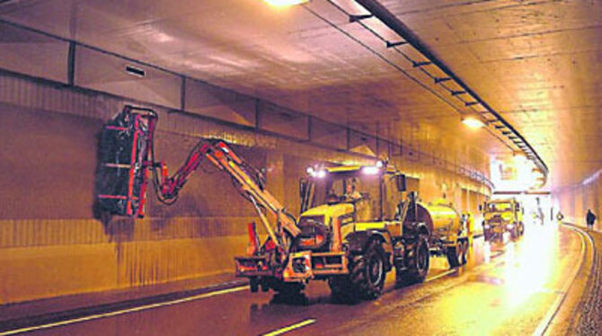 Mit einer rotierenden Bürste rücken Arbeiter gestern dem Schmutz im Rommelsbacher Tunnel zu Leibe.
GEA-FOTO: TRINKHAUS