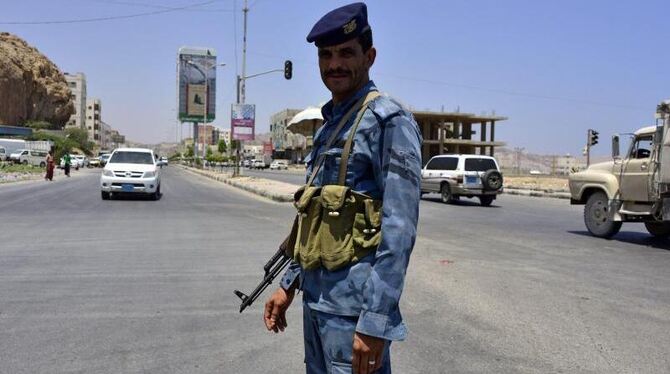 Ein jemenitischer Soldat in der Hafenstadt Al-Mukalla. Al-Kaida hat dort 300 Häftlinge aus einem Gefängnis befreit. Foto: Yah