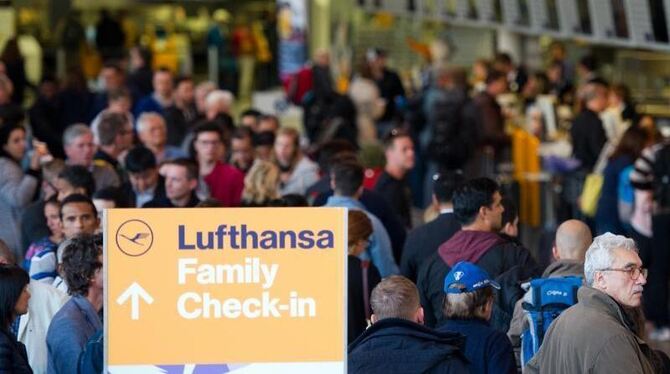 Lufthansa-Schalter in Frankfurt: Die meisten Flugreisenden sind durch die Germanwings-Katastrophe nicht verunsichert. Foto: C