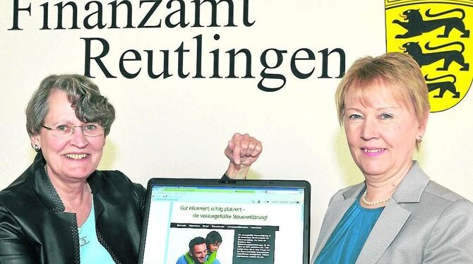 Sigrid Brucker Maschke (links), Vorsteherin des Finanzamts Reutlingen, und Corinna Schell, neue Hauptsachgebietsleiterin Einkomm