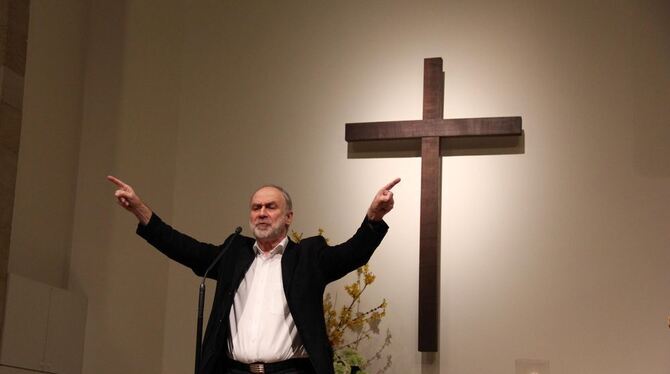 Vor der Passion: Hansjörg Ostermayer erzählt in der Gomaringer Kirche Geschichten aus dem Evangelium. GEA-FOTO: FÖRDER