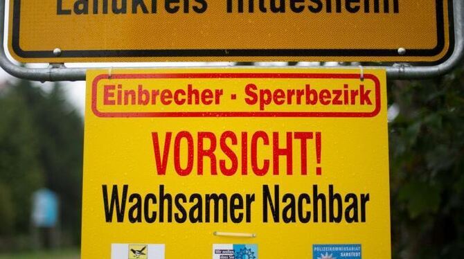 Hilft nicht immer: Ein Schild mit Aufschrift »Einbrecher-Sperrbezirk« und »Vorsicht! Wachsamer Nachbar«. Foto: Julian Straten