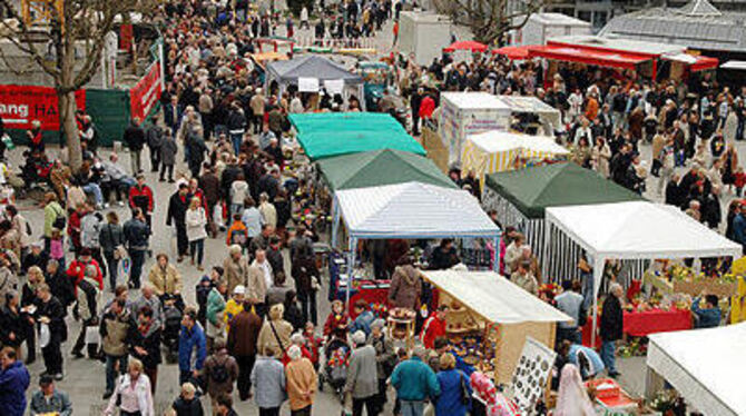 Massenandrang auf dem Marktplatz: Dass sooo viele Besucher in die Innenstadt strömen, damit hätten weder Handel noch Marketing gerechnet.
GEA-FOTO: PACHER