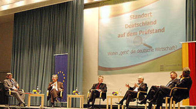 Diskutierten auf dem Podium (von links): Jörg Hofmann, Volkhart Vincentz, Dieter Fockenbrock, Lothar Späth, Andreas Renschler und Manfred Wittenstein.
GEA-FOTO: PACHER