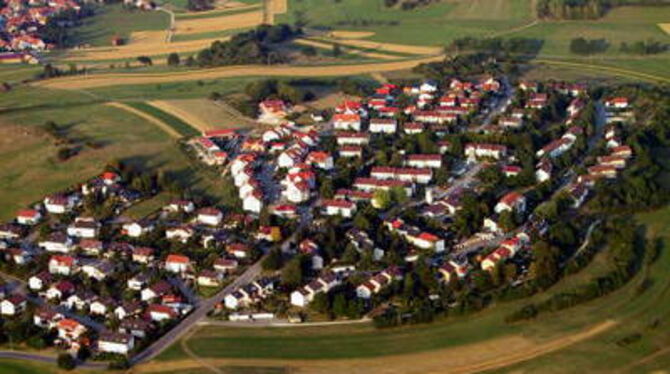 Wachstum scheibchenweise: Die Großengstinger Siedlung Berg wird (in der vorderen Bildmitte) um ein kleines Baugebiet für Einzel- oder Doppelhäuser erweitert. Das nimmt den Bevölkerungsdruck in diesem Engstinger Ortsteil freilich nicht.
GEA-FOTO: BRÄUNINGER