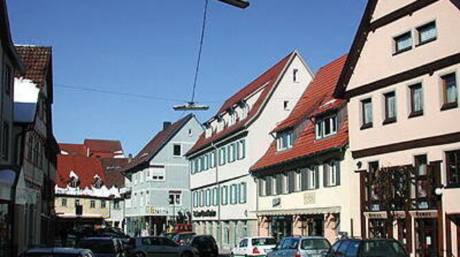 Münsingens »Hauptschlagader«, die Hauptstraße rechts nach der Sanierung der Gebäude. Jetzt zieht die Stadt nach mit der Neugestaltung des Straßenraums.
GEA-FOTO: OEL