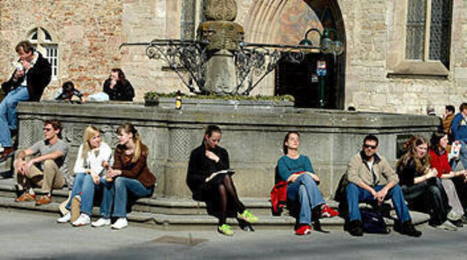 Einen Platz an der Sonne haben gestern diese Passanten ergattert - dösen, plaudern, schmökern auf dem Marktplatz.
GEA-FOTO: NIETHAMMER