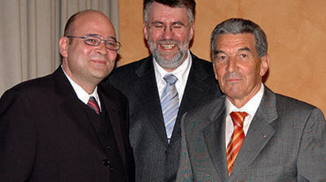 Vorgänger und Nachfolger: Prof. Dr. Siegfried Kunz (rechts) mit dem ärztlichen Direktor Prof. Dr. Martin Lenz und PD Dr. Peter Kristen (links).
GEA-FOTO: PACHER