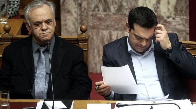 Skeptische Blicke im Parlament: Griechenlands Regierungschef Alexis Tsipras (r.) neben dem Vizepräsident Giannis Dragasakis.