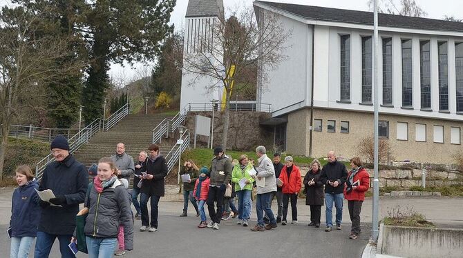 Start der Dettinger Teilnehmer am Emmausgang an der Kirche Maria zum guten Stein, die dieses Jahr fünfzig Jahre alt ist. FOTO: M