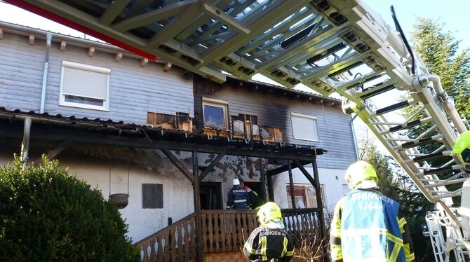 Durch das schnelle Eingreifen der Feuerwehr konnte der Vordachbrand sich nicht weiter ausbreiten. FOTO: FEUERWEHR ENINGEN