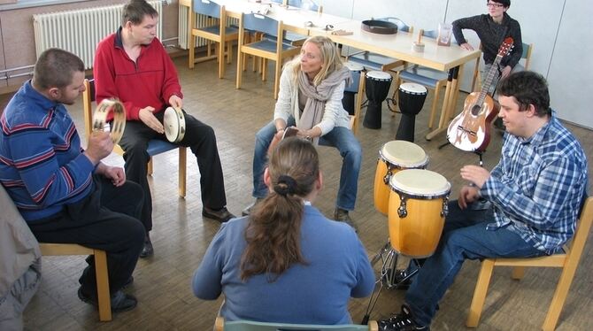 Ob mit oder ohne Vorkenntnisse: Sandra Homberger versteht die Teilnehmer für ihre Musiktherapie zu begeistern, die Britta Lucas