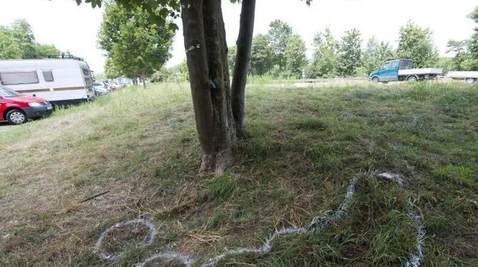 Juni 2014: Die Umrisse des Opfers auf einem Pendlerparkplatz bei Neuenburg in Baden-Württemberg. Foto: Patrick Seeger