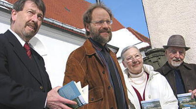 Bernhard Friede (rechts, mit seiner Frau Anneliese) hat das Leben aus Masuren auf die Alb nach Hayingen geführt. Wolfgang Schildge (Zweiter von links, neben Hayingens Bürgermeister Robert Riehle) hat Friedes Erinnerungen zu einem Buch gemacht.
GEA-FOTO: DEW