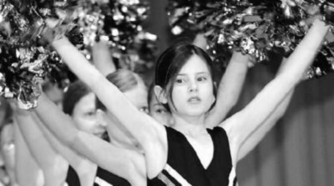 Früh streckt sich - was ein echter Cheerleader werden will.
FOTO: DIETER REISNER